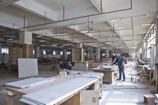 后现代美学与工业脉搏的交汇 探访一家引领潮流的家具工厂